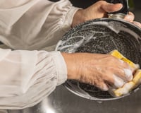 Sem palha de aço! 3 truques para remover manchas queimadas do fundo da panela, facilitando muito a limpeza