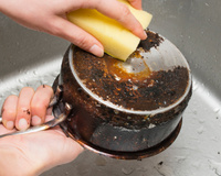 Veja como limpar panela queimada por fora de um jeito prático e nunca mais passe sufoco