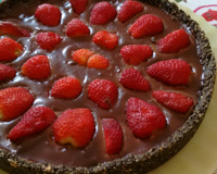 Torta de biscoito de chocolate recheado de baunilha, chocolate e morangos