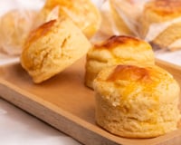 Essa receita rápida parece pão de queijo, mas tem uma diferença: aprenda a fazer scones de queijo quentes