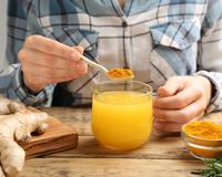 Chá de cúrcuma: 7 benefícios especiais da bebida, tipos para experimentar e como prepará-lo