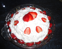 Gelatina de morango com chantily e calda de morango