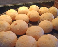 Pão de queijo com grana e amêndoas