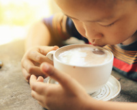 Faz mal dar café para crianças? Entenda os efeitos da bebida na infância