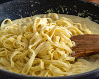 Essa mistura simples transformou meu molho caseiro e agora ele fica mais encorpado sem precisar de creme de leite