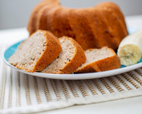 Bolo de banana com aveia simples para um café da tarde nutritivo e bem gostosinho