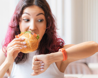 Almoço não é bagunça e tem hora certa, de acordo com a ciência! Nutricionista explica o melhor horário para fazer a refeição