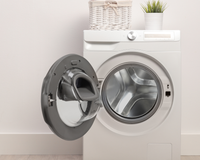 Muitas pessoas deixam a tampa da máquina de lavar aberta para evitar mofo, mas isso pode se tornar um problema