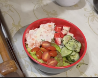 Parei de gastar no delivery depois que aprendi a fazer poke em casa: essa versão feita com salmão e cream cheese é uma delícia