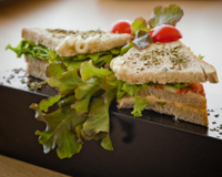 Sanduiche de frango com milho