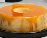 Pudim de leite condensado com furinhos