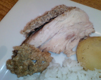 Peito de frango na crosta de sal grosso e pimenta-do-reino