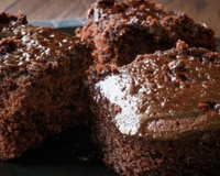 Eu encontrei uma receita de bolo de chocolate que deixa a massa bem molhadinha no TudoGostoso, só faça e me agradeça!