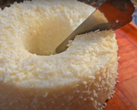 Nem ovo, nem forno: bolo de tapioca com coco é uma iguaria da minha família mineira, a receita é fácil e afetiva