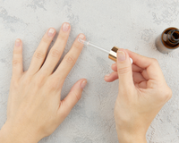 Esse ingrediente que todo mundo tem na cozinha é a solução para limpar o esmalte que caiu na mesa enquanto você faz as unhas