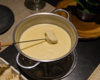 Fondue de queijo sem lactose não precisa ser sem graça: essa receita leva queijo de verdade e ainda fica muito cremosa