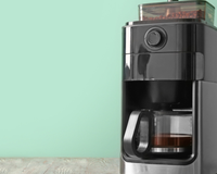 Cafeteira programável cai quase pela metade e o seu café fica pronto na hora certa