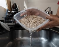 Adicionar uma colher de vinagre à água do remolho ao preparar o feijão: para que serve e por que é recomendado