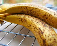 As bananas permanecem frescas por várias semanas e não escurecem se forem guardadas junto com um utensílio doméstico