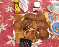 Panqueca para café da manhã com cobertura de mel de abelha