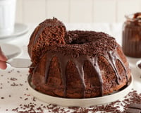 Parece receita de vó, mas é do TudoGostoso: o segredo do bolo de chocolate mais molhadinho para o Dia das Mães