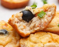 Bolinho de atum que fica pronto em 30 segundos é opção saudável para bebês e ainda funciona como lanche proteico para os adultos