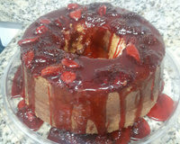 Bolo de iogurte com morango em calda