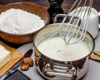 Molho bechamel sem manteiga? Essa versão mais leve do clássico é muito fácil de fazer e só precisa de dois ingredientes