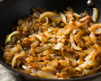 Cebola caramelizada com bacon divina: como fazer de um jeito fácil e rápido; receita vai bem com diversos pratos