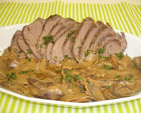 Carne assada ao molho de cebolas