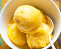 Esse sorvete de manga com apenas 2 ingredientes viralizou nas redes sociais e você precisa fazer na sua casa neste verão