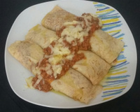 Panqueca com recheio de carne moída e mussarela