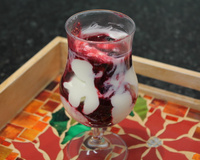 Frozen de iogurte com calda de frutas vermelhas