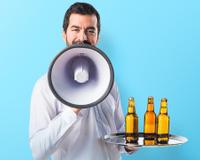 Um garçom adverte aqueles que pedem garrafas de cerveja em bares: “Em vez de reclamar...”