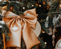 Laço de Natal: 3 jeitos lindos de decorar a sua árvore de Natal com fitas