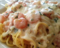 Macarrão com camarão ao molho de quatro queijos