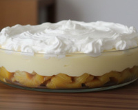 Torta gelada de abacaxi finalizada com chantilly caseiro