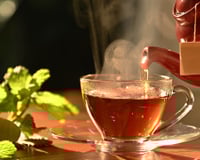 Você pode até beber esses chás, mas eles nunca devem substituir o consumo de água e aqui está o motivo