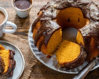 O bolo de cenoura não fica embatumado porque bateu demais, mas, sim, pelo excesso desse ingrediente
