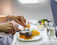 Alimentos que não devem ser servidos em avião: confira
