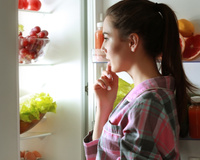 Essas são as 10 piores coisas para comer e beber antes de dormir, segundo nutricionista