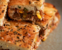 Torta de sardinha com alho negro