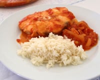 Cação ao molho vermelho