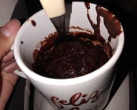 Bolo de caneca sem ovo com cobertura de chocolate