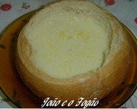 Sopa creme de queijos no pão italiano