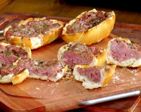 Receita de pão de alho com linguiça para o churrasco é inusitada, gostosa e muito fácil