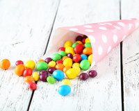 Famoso fabricante de balas tem substância proibida após cientistas apontarem risco de câncer. Entenda 4 aditivos alimentares vetados!