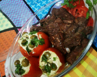 Filé mignon ao molho gorgonzola e tomates recheados