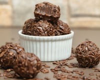 Porções de brigadeiro gourmet com chocolate granulado