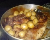 Costelinha de porco com barbecue e batatas